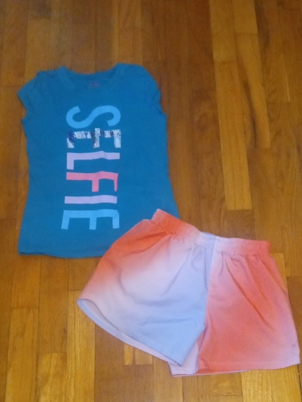 girl med turquoise graphic tee and ombre Adidas drifit shorts